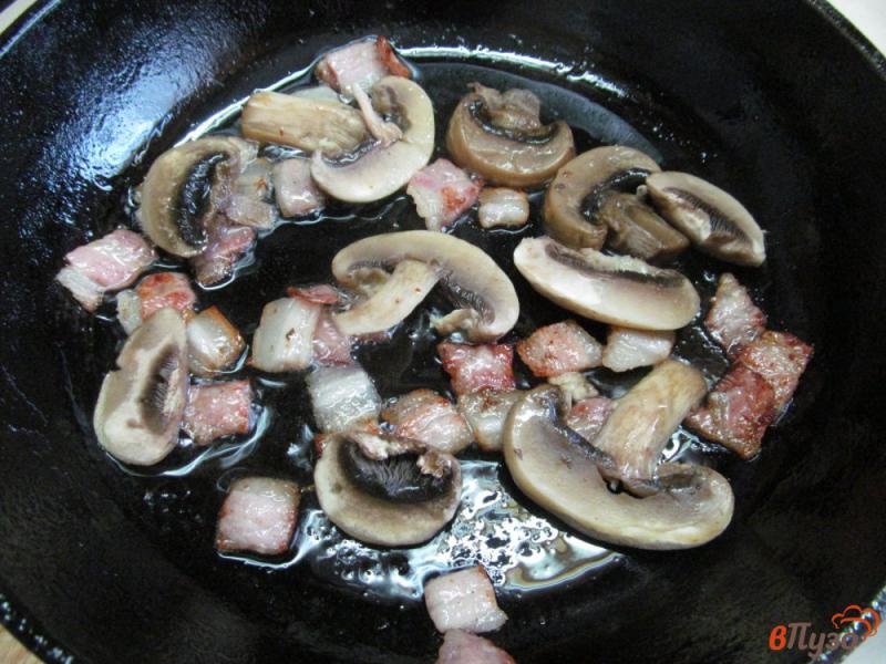 Фото приготовление рецепта: Салат из кус-куса с беконом и грибами шаг №2