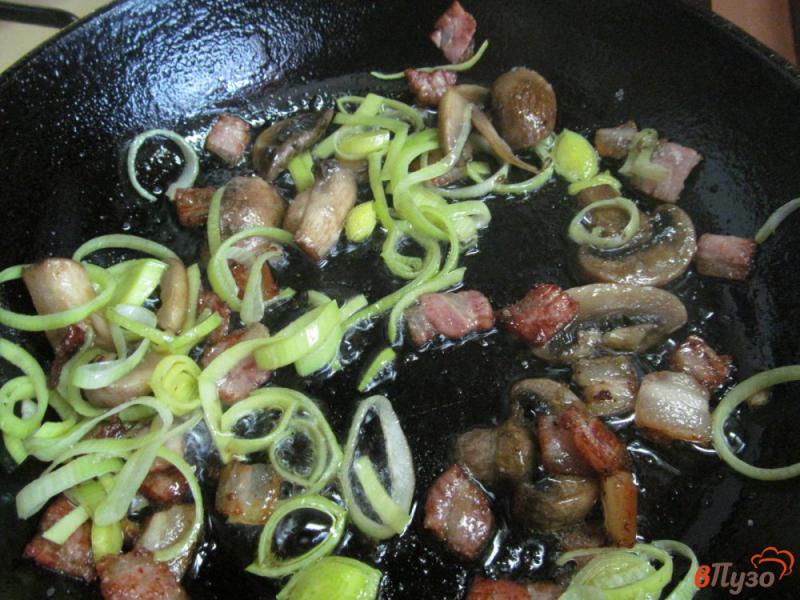 Фото приготовление рецепта: Салат из кус-куса с беконом и грибами шаг №3