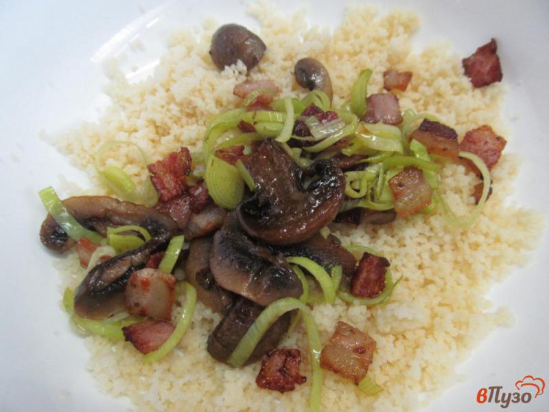 Фото приготовление рецепта: Салат из кус-куса с беконом и грибами шаг №4