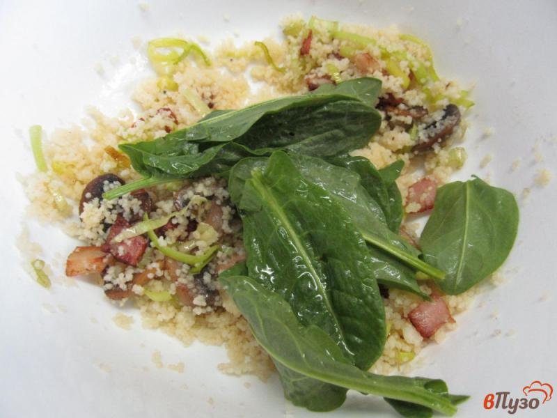 Фото приготовление рецепта: Салат из кус-куса с беконом и грибами шаг №5