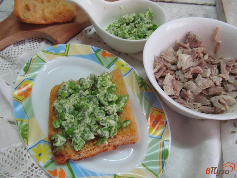 Фото приготовление рецепта: Сэндвич из свинины с горошком и васаби шаг №4