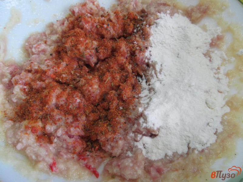 Фото приготовление рецепта: Котлеты из мясного фарша с замороженной цветной капустой шаг №4