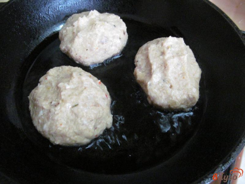 Фото приготовление рецепта: Котлеты из мясного фарша с замороженной цветной капустой шаг №5