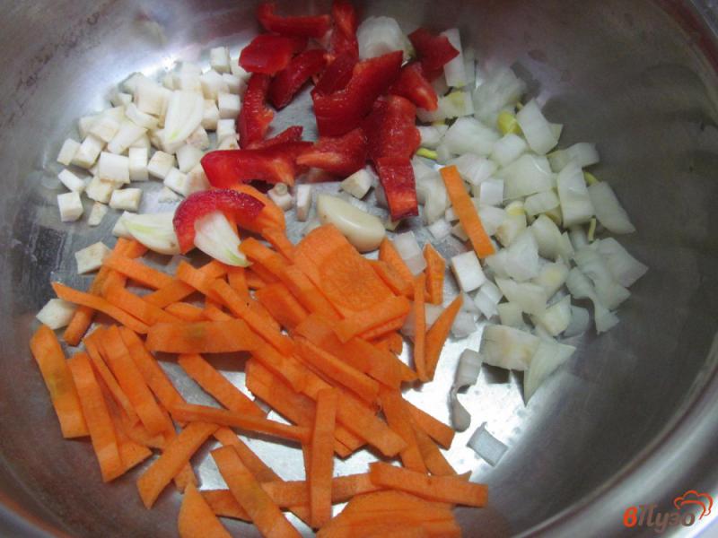 Фото приготовление рецепта: Суп с крупой и цветной капустой шаг №3