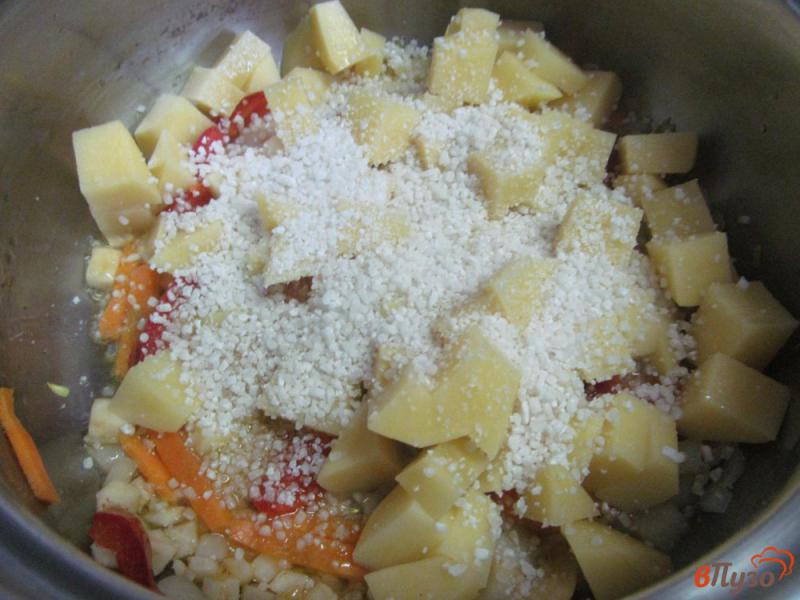 Фото приготовление рецепта: Суп с крупой и цветной капустой шаг №4