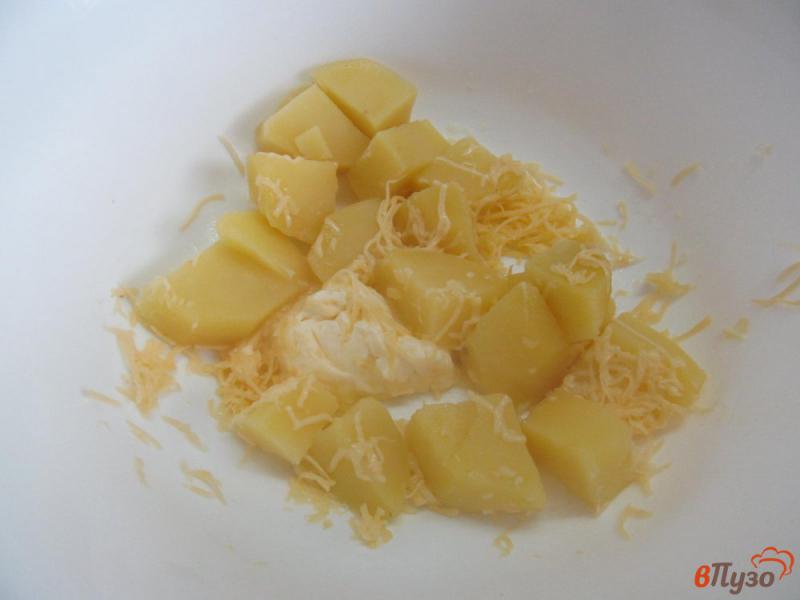 Фото приготовление рецепта: Картофельный салат с сыром и огурцом шаг №2