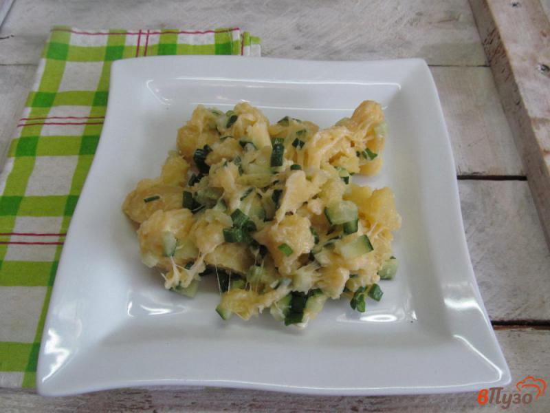 Фото приготовление рецепта: Картофельный салат с сыром и огурцом шаг №4
