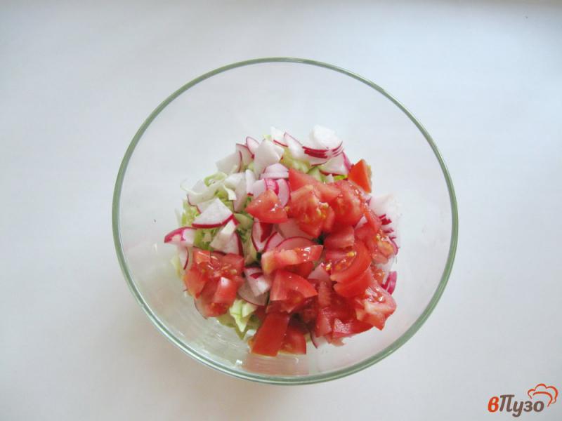 Фото приготовление рецепта: Салат весенний с молодой капустой шаг №4