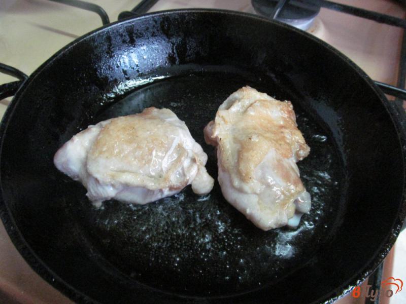 Фото приготовление рецепта: Тушеная курица с турецким горохом шаг №1