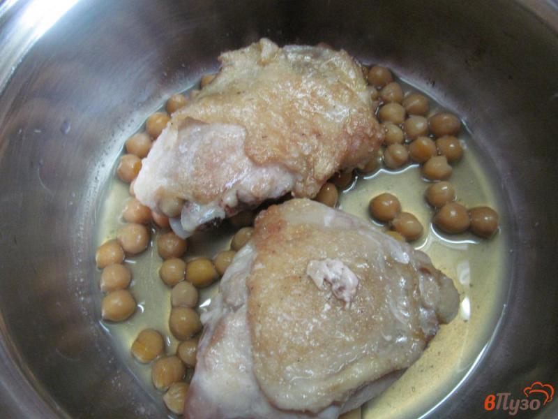 Фото приготовление рецепта: Тушеная курица с турецким горохом шаг №3