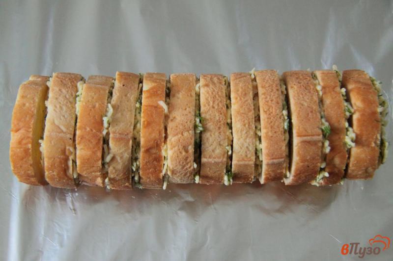 Фото приготовление рецепта: Хлеб, запеченный с сыром и зеленью шаг №5