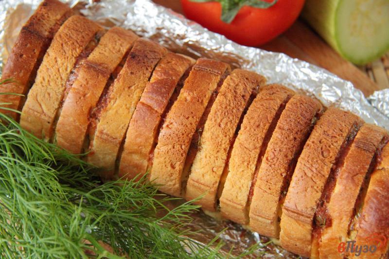 Фото приготовление рецепта: Хлеб, запеченный с сыром и зеленью шаг №7