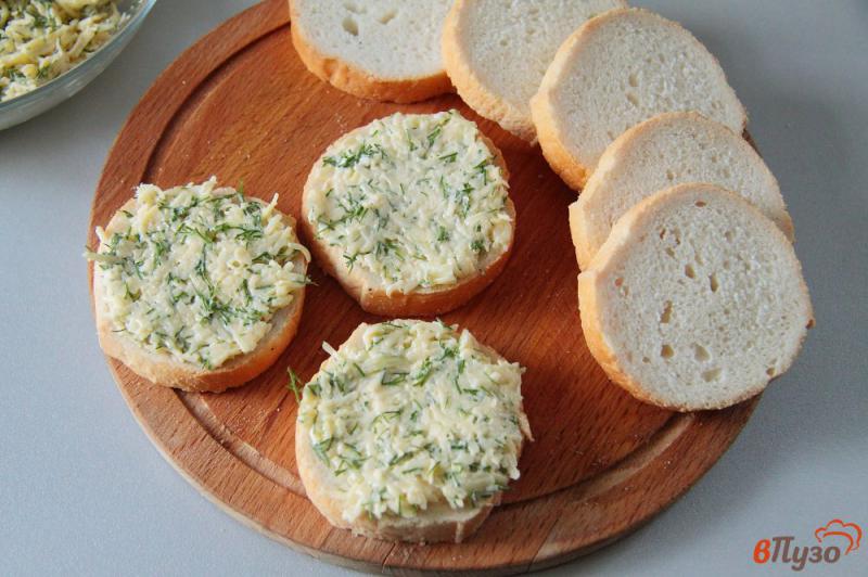 Фото приготовление рецепта: Хлеб, запеченный с сыром и зеленью шаг №4
