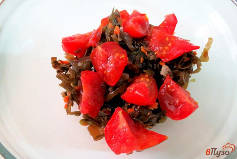Фото приготовление рецепта: Салат из морской каусты, сыра и помидоров шаг №2