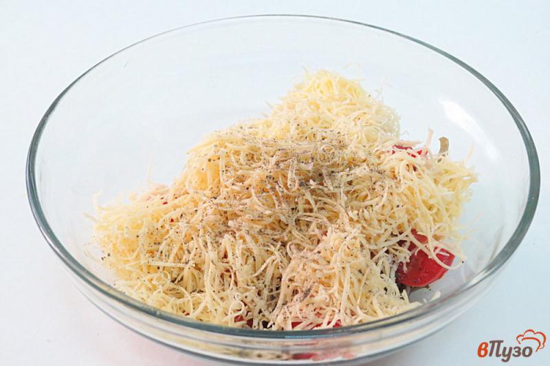 Фото приготовление рецепта: Салат из морской каусты, сыра и помидоров шаг №3