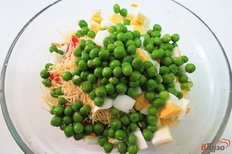 Фото приготовление рецепта: Салат из морской каусты, сыра и помидоров шаг №6