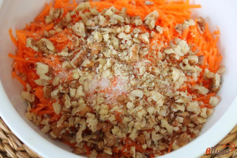 Фото приготовление рецепта: Сладкий морковный салат с орехами и сливками шаг №3