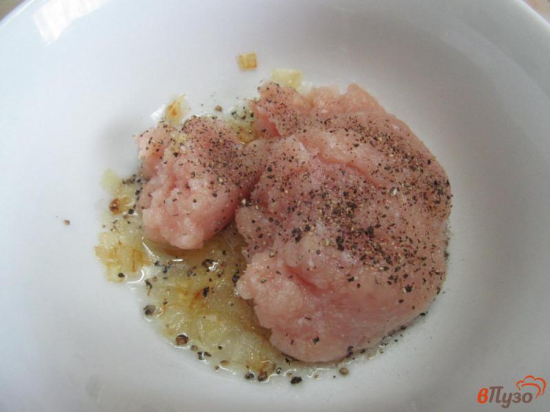 Фото приготовление рецепта: Салат с гренками и котлетами шаг №4