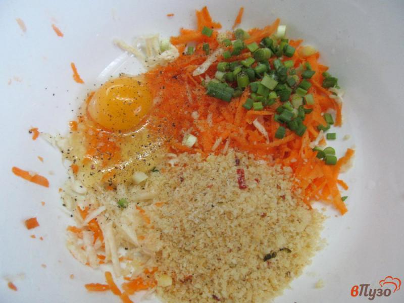 Фото приготовление рецепта: Оладьи из моркови с сельдереем шаг №2