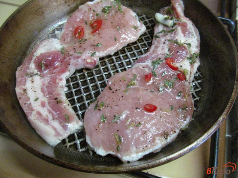 Фото приготовление рецепта: Свиной стейк на луковой подушке шаг №3