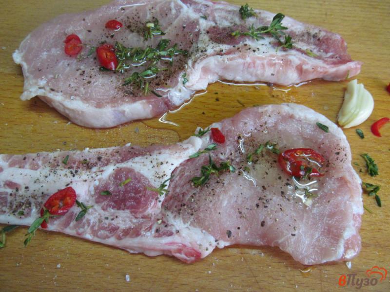 Фото приготовление рецепта: Свиной стейк на луковой подушке шаг №2