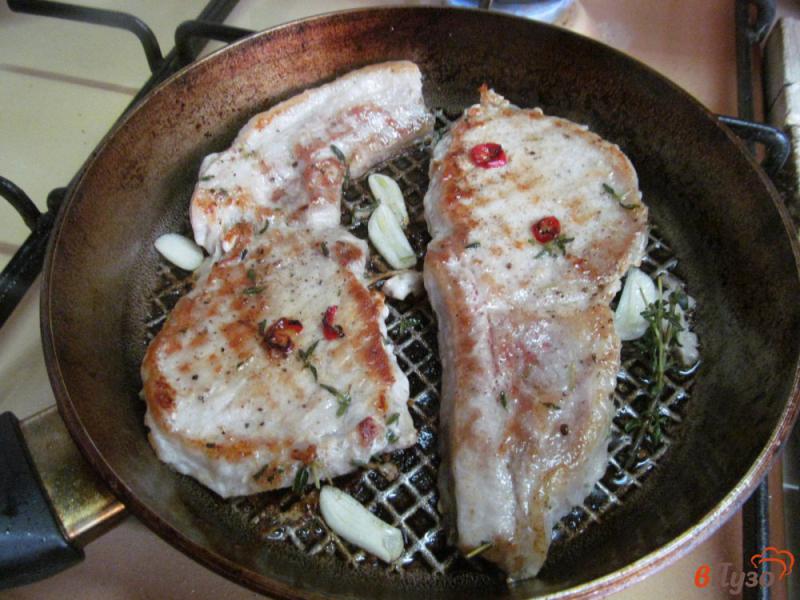Фото приготовление рецепта: Свиной стейк на луковой подушке шаг №4