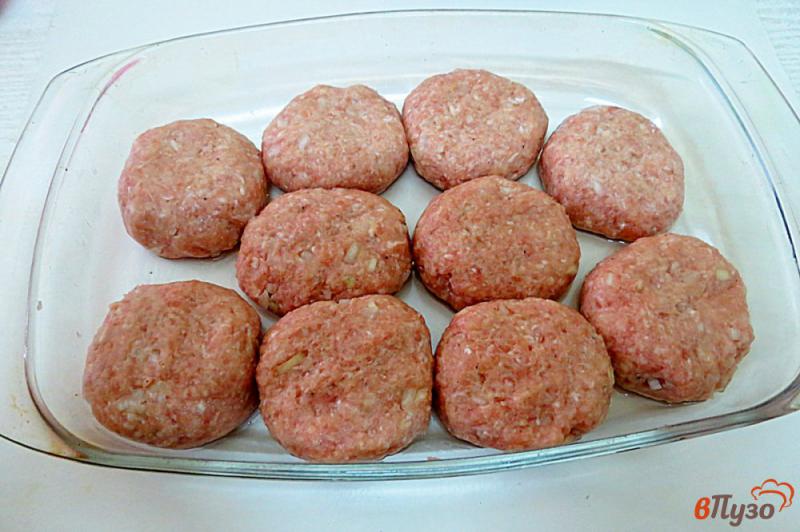 Фото приготовление рецепта: Свиные котлеты в духовке со сметаной шаг №3
