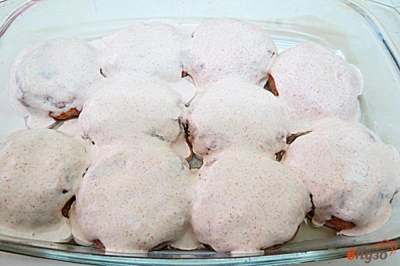 Фото приготовление рецепта: Свиные котлеты в духовке со сметаной шаг №5