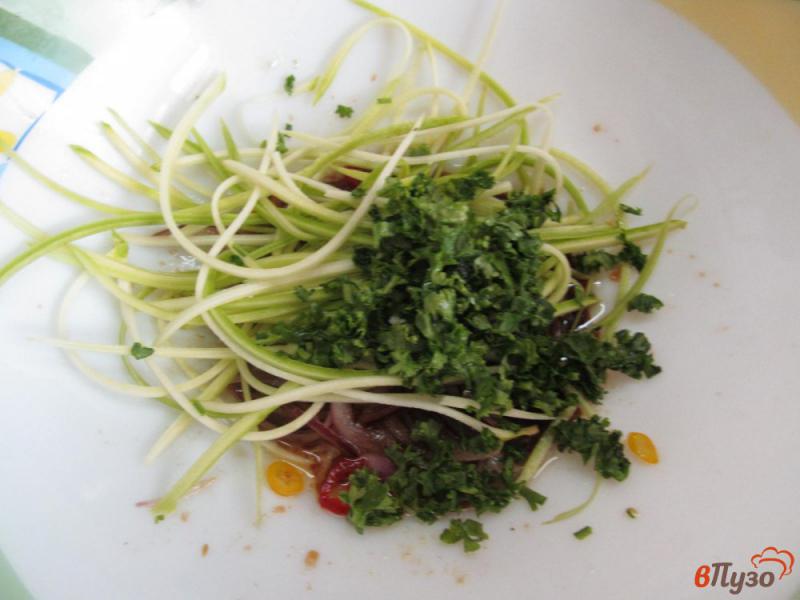 Фото приготовление рецепта: Восточный салат из кабачка шаг №4