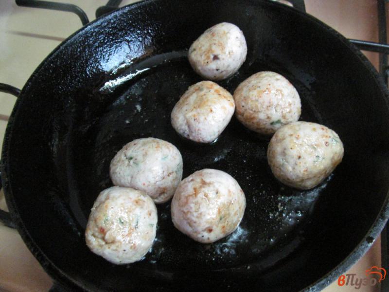 Фото приготовление рецепта: Запеченный картофель с фрикадельками шаг №4