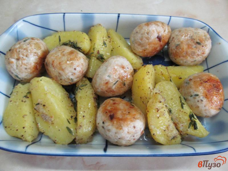 Фото приготовление рецепта: Запеченный картофель с фрикадельками шаг №5