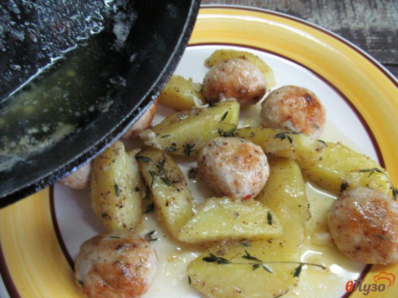 Фото приготовление рецепта: Запеченный картофель с фрикадельками шаг №7
