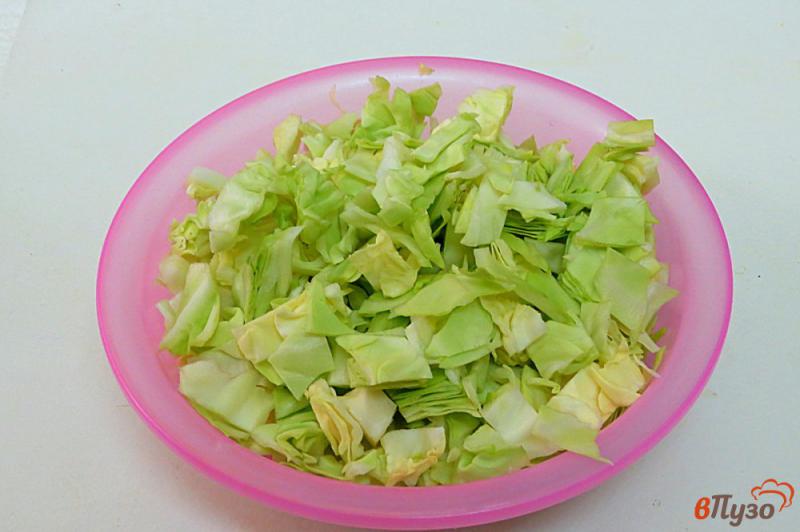 Фото приготовление рецепта: Щи со свежей капустой с горошком шаг №4