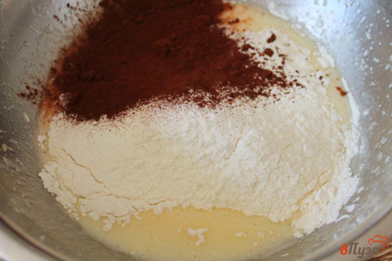 Фото приготовление рецепта: Шоколадные маффины с вяленой вишней и орехами шаг №4