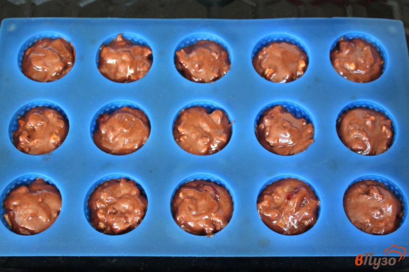 Фото приготовление рецепта: Шоколадные маффины с вяленой вишней и орехами шаг №6