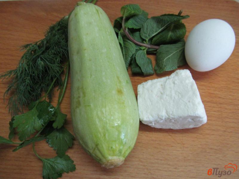 Фото приготовление рецепта: Котлеты из кабачка с сыром фета шаг №1