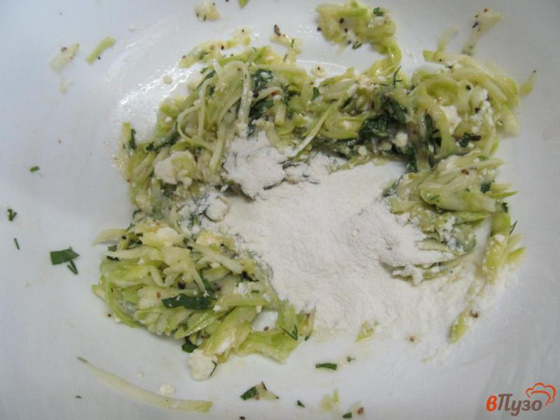 Фото приготовление рецепта: Котлеты из кабачка с сыром фета шаг №4