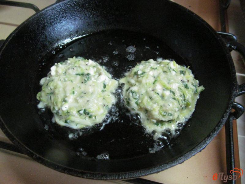Фото приготовление рецепта: Котлеты из кабачка с сыром фета шаг №5