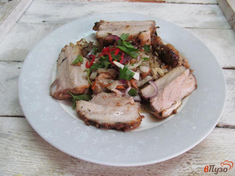 Фото приготовление рецепта: Запеченные свиные ребра с гарниром из капусты шаг №9