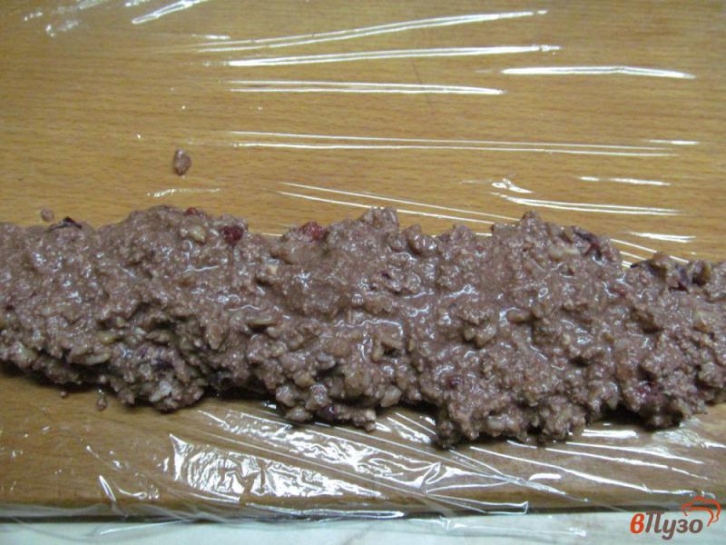 Фото приготовление рецепта: Конфеты из овсянки с вишней и какао-порошком шаг №5