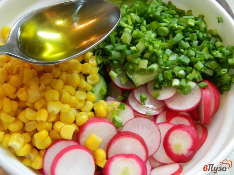Фото приготовление рецепта: Салат из редиса, огурцов и сладкой кукурузы шаг №3