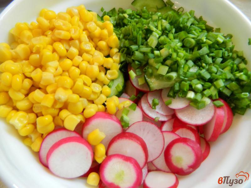 Фото приготовление рецепта: Салат из редиса, огурцов и сладкой кукурузы шаг №2