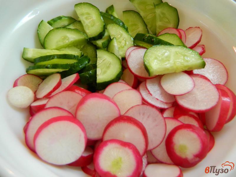 Фото приготовление рецепта: Салат из редиса, огурцов и сладкой кукурузы шаг №1