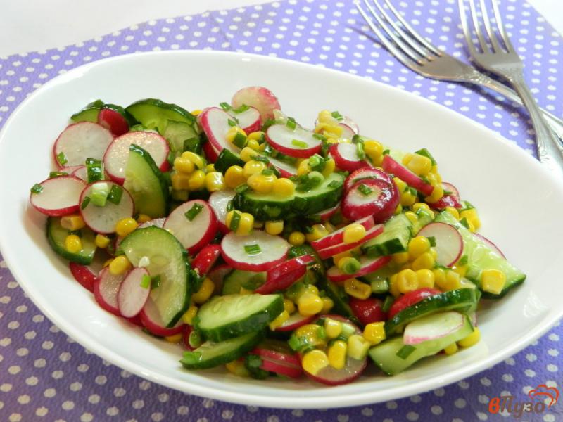 Фото приготовление рецепта: Салат из редиса, огурцов и сладкой кукурузы шаг №4