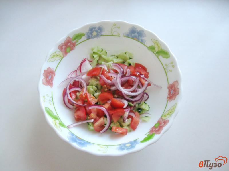 Фото приготовление рецепта: Салат с помидором и красным луком шаг №4
