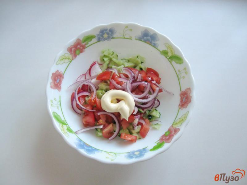Фото приготовление рецепта: Салат с помидором и красным луком шаг №5