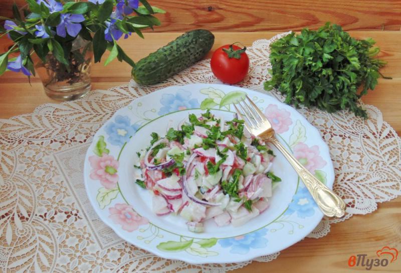 Фото приготовление рецепта: Салат с помидором и красным луком шаг №7