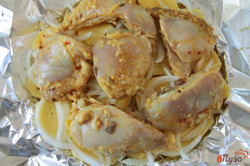 Фото приготовление рецепта: Курица с черносливом и орехами в фольге шаг №4