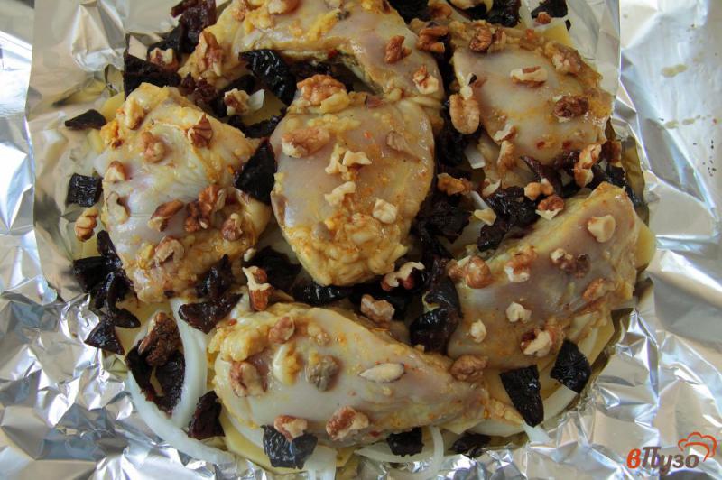 Фото приготовление рецепта: Курица с черносливом и орехами в фольге шаг №6