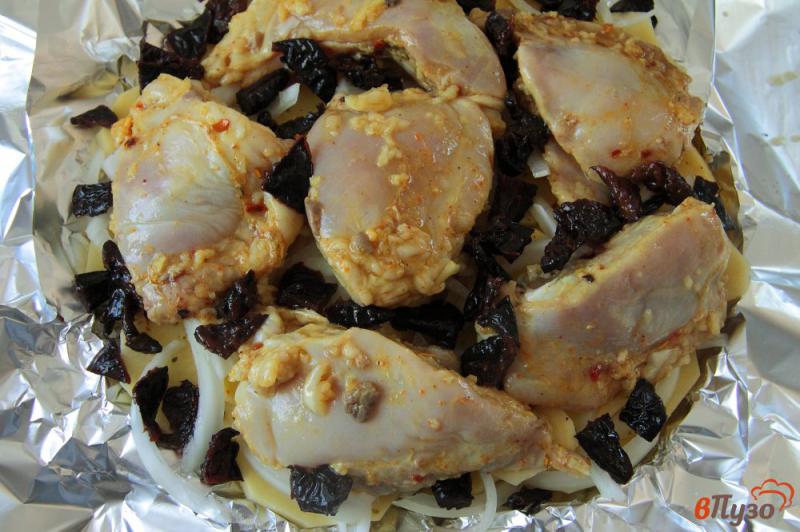 Фото приготовление рецепта: Курица с черносливом и орехами в фольге шаг №5